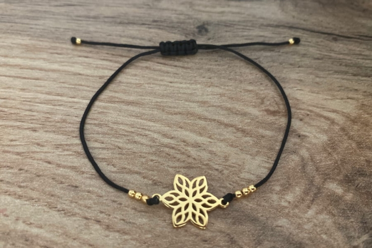 bransoletka-kwiatek-czarny-sznurek.jpg